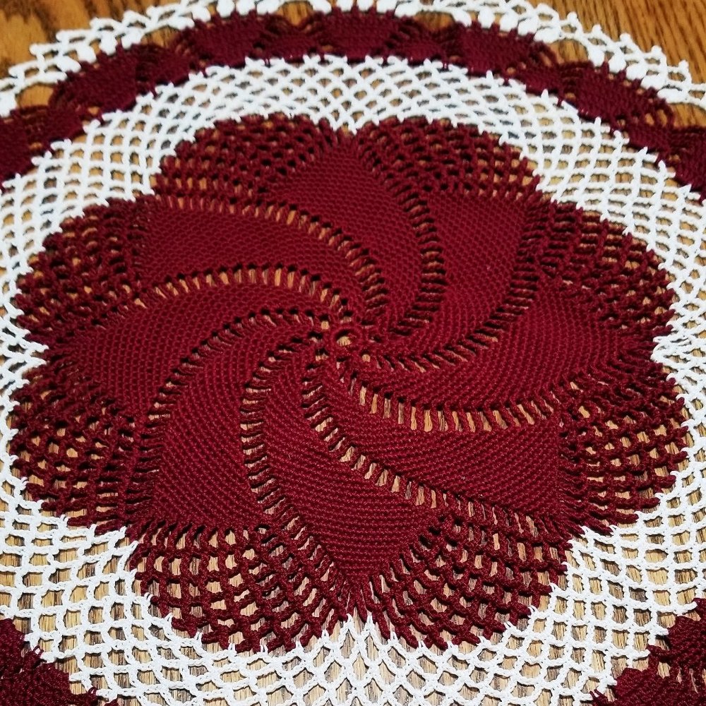 Vintage Style New Hand Crafted Comets Tail Burgundy & White 16 1/2" Doily - Picture 2 of 3